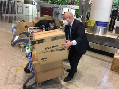 24萬只!好心人獨自攜帶大量口罩進港 杭州機場快速轉(zhuǎn)運